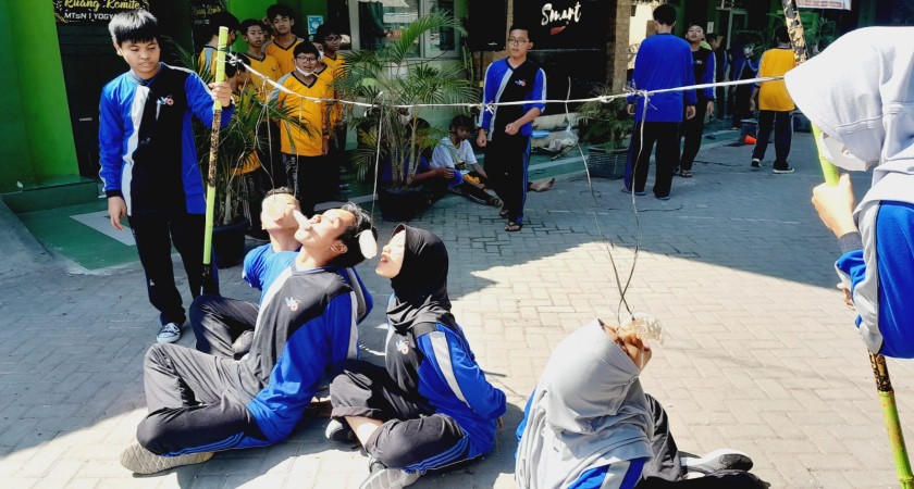 Semarak Lomba Makan Kerupuk: Peserta Didik MTsN 1 Yogyakarta Tunjukkan Semangat Dalam Peringatan HUT Ke-78 RI