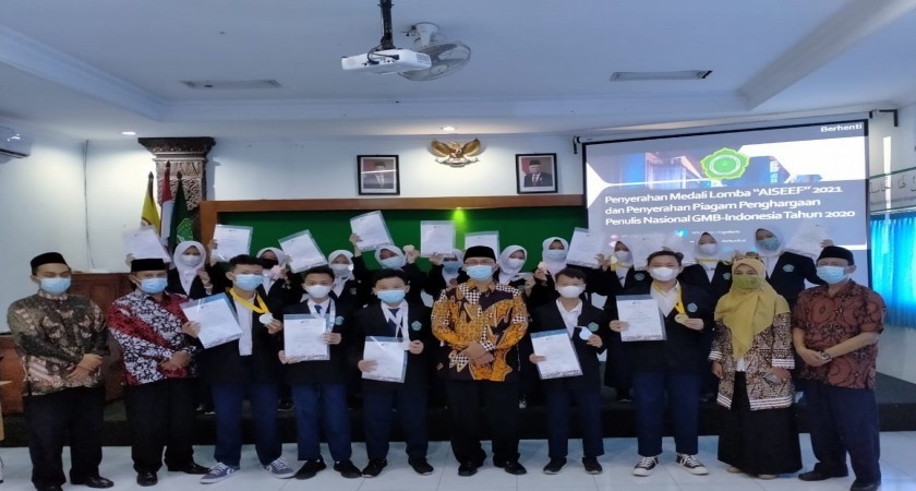 Kepala MTsN 1 Yogyakarta Menyerahkan Medali Kepada Pemenang AISEEF 2021