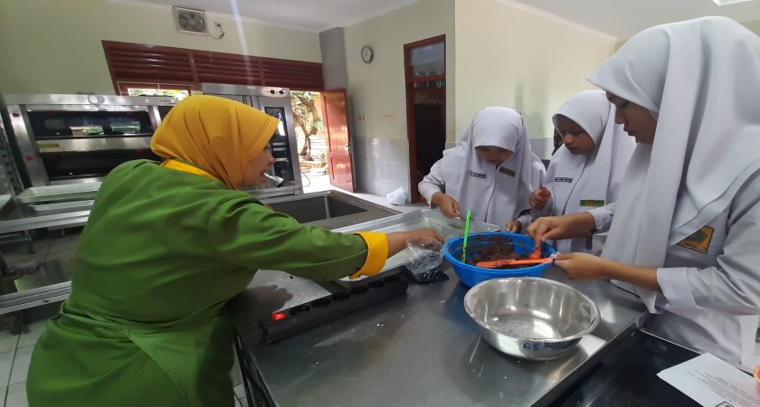 Belajar Membuat Kue, Dua Siswa MTsN 1 Yogyakarta Ikuti Cooking Class di SMKN 4 Yogyakarta