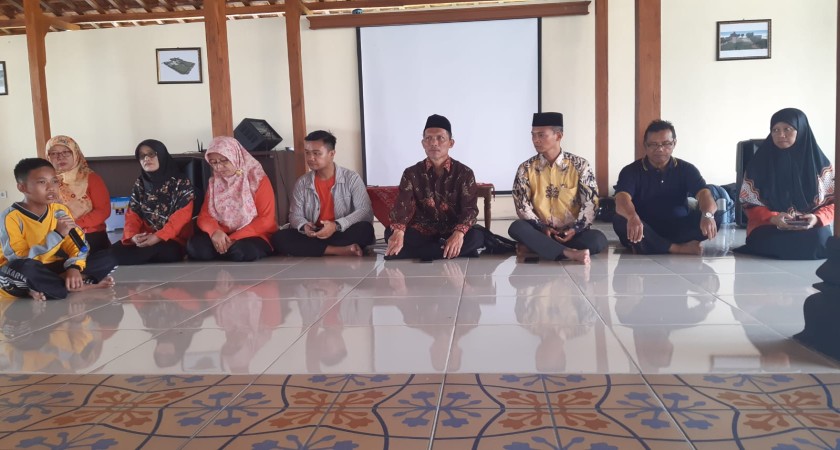 Ketua Komite MTsN 1 Yogyakarta Membuka Acara Workshop Karya Tulis Ilmiah dan Motivation Training Kelas Unggulan Inivasi Riset Robotik