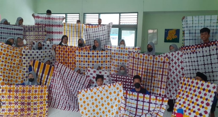 Siswa MTsN 1 Yogyakarta Lestarikan Budaya Lewat Kreasi Baru Batik Shibori