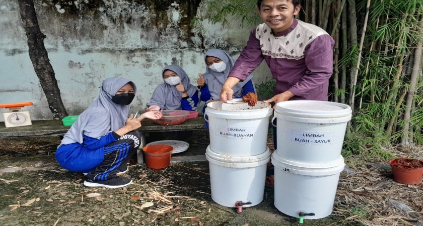 3 Siswa MTsN 1 Yogyakarta Hasilkan Pupuk Organik Cair Melalui Pemanfaatan Limbah Sampah Organik