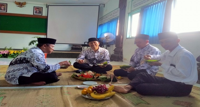 Tasyakuran HGN di MTsN 1 Yogyakarta, Guru dan Karyawan Nikmati Dahar Kembul