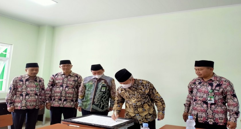 Sekjen Kemenag RI, Kunjungi Pembangunan Gedung SBSN di MTsN 1 Yogyakarta