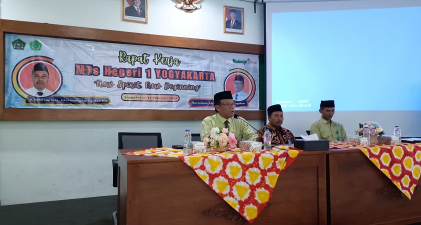 Kepala MTsN 1 Yogyakarta Berikan Sambutan dalam Rakermad