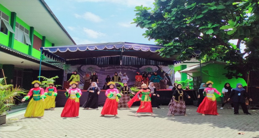 Kelas IX F Sukses Bawakan Lakon Ande-Ande Lumut Dalam Gelaran Kisah Legenda Praktik Seni Budaya