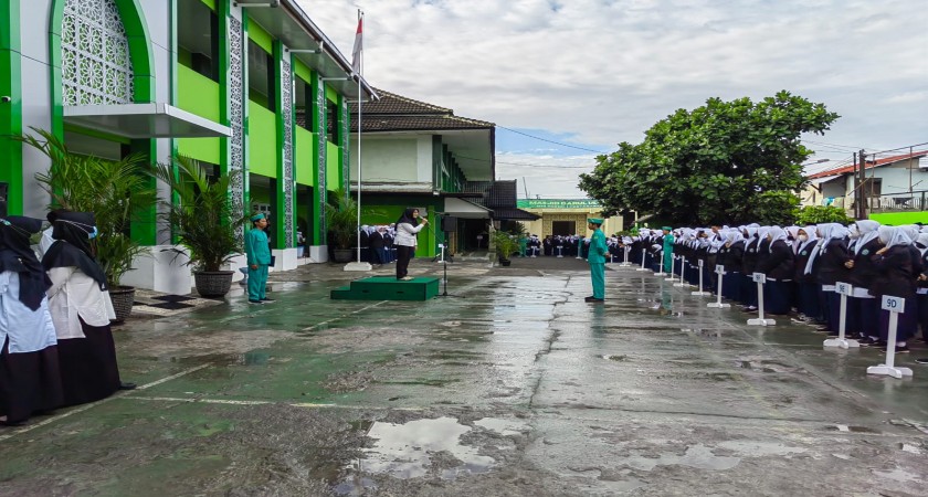 Laksanakan Upacara Bendera, MTsN 1 Yogyakarta Kompak Nyanyikan Mars BNN