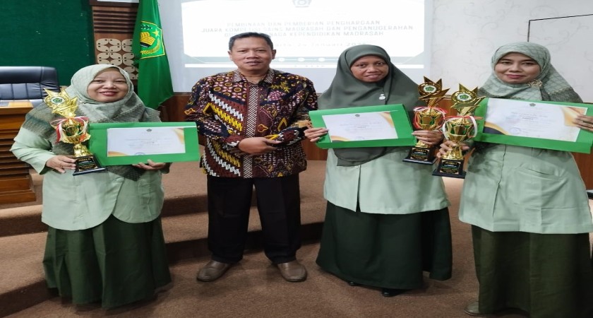 Tiga Guru MTsN 1 Yogyakarta Terima Penghargaan GTK Madrasah Tingkat Provinsi DIY