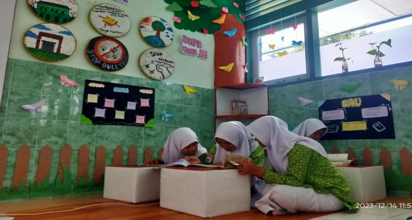 SEMARAK PEMBUATAN POJOK BACA KELAS