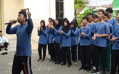 Keseruan Lomba Yel-Yel dalam Rangka Hari Amal Bakti Ke-48 MTsN 1 Yogyakarta