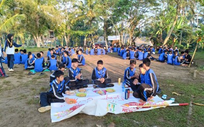 Potret Kemandirian Siswa MTsN 1 Yogyakarta Saat Sarapan Bersama di Bumi Perkemahan