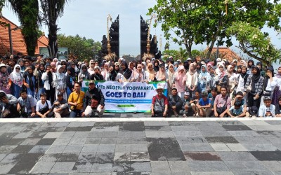 Siswa MTsN 1 Yogyakarta ke Tanah Lot: Mengagumi Keindahan Pesona Pantai