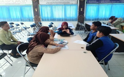 Asah Jiwa Peneliti Muda, MTsN 1 Yogyakarta Gelar Pendampingan OPSI bagi Kelas Riset