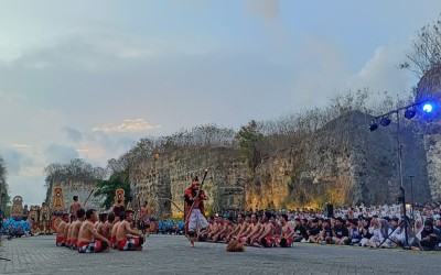 Siswa MTsN 1 Yogyakarta Terpukau Menyaksikan Tari Kecak di Bali