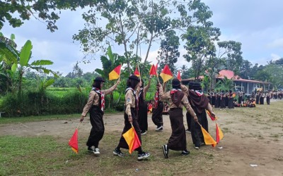 Warna-Warni Bendera di Karangsari: Siswa Kelas VII MTsN 1 Yogyakarta Unjuk Kreativitas Semaphore