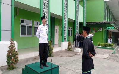 Menjadi Pembina Upacara, Kepala MTsN 1 Yogyakarta Pesankan Dua Hal